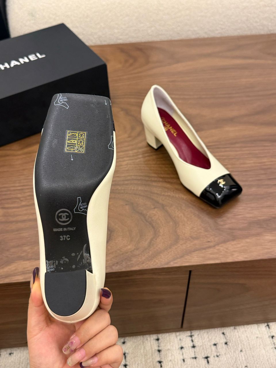 Chanel Cap-Toe Pump  Bege e Preto. Salto 6,5 cm.