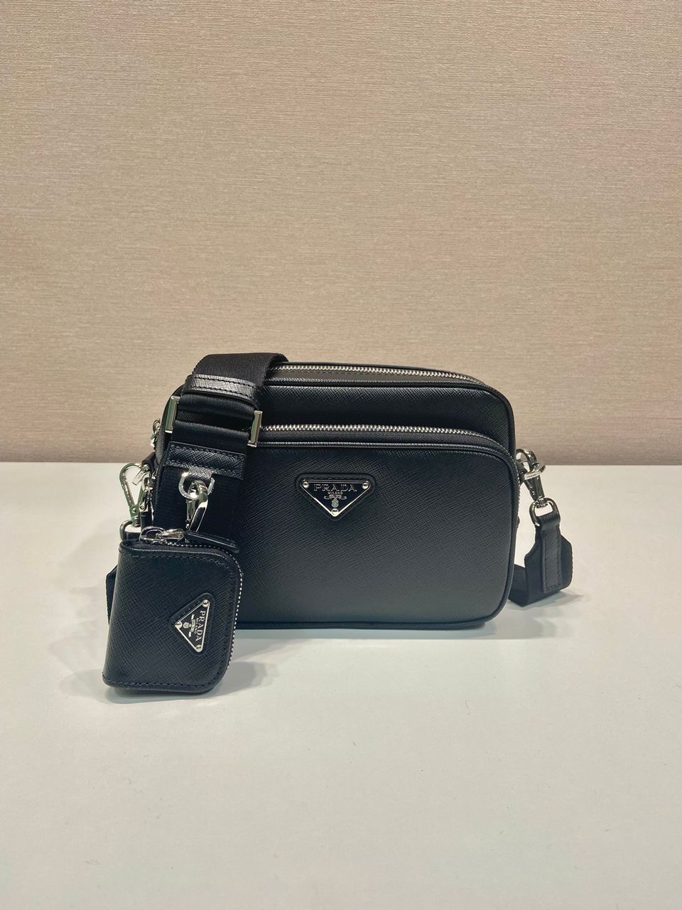 Bolsa de Ombro em Couro Saffiano da Prada