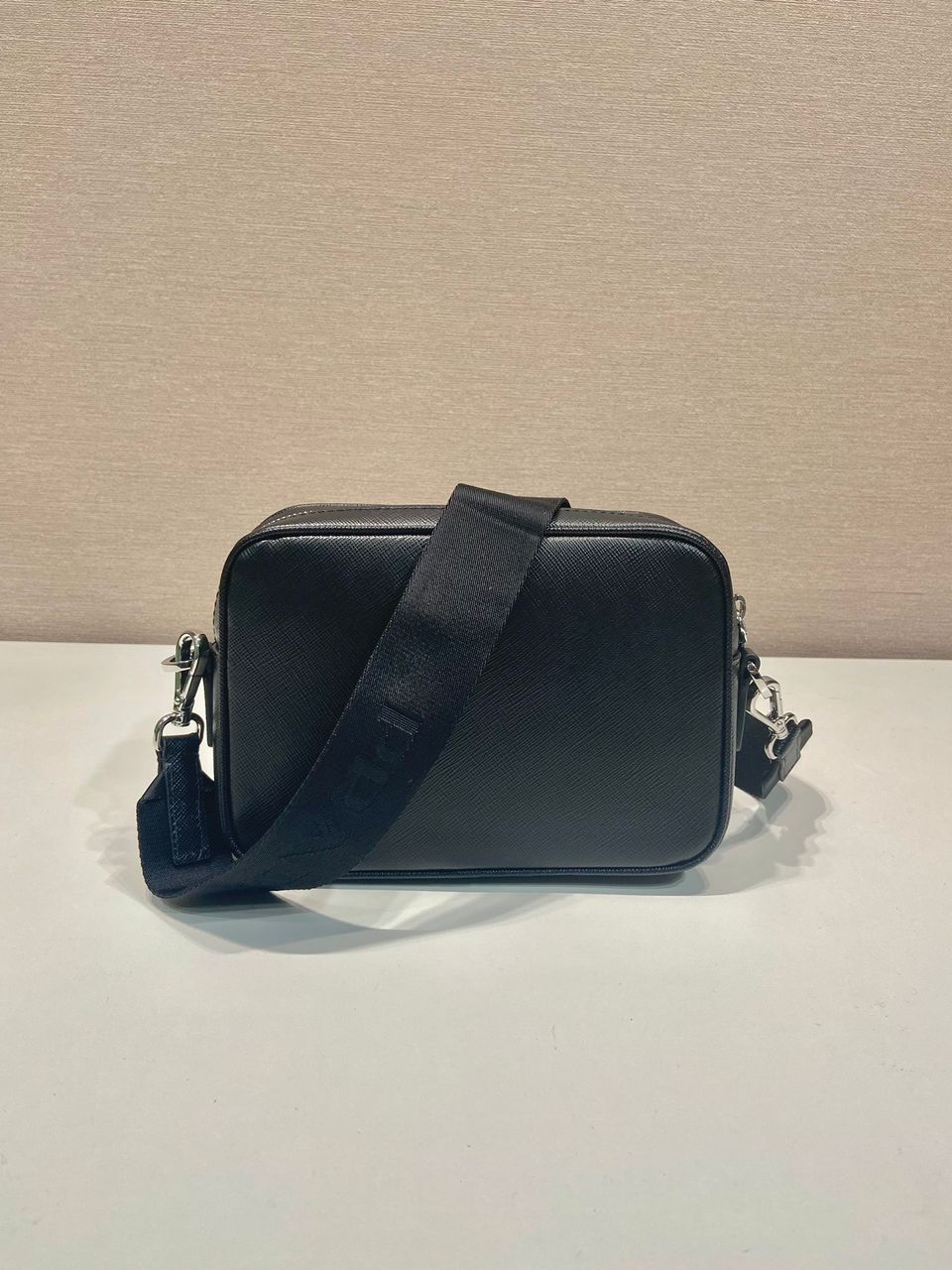 Bolsa de Ombro em Couro Saffiano da Prada