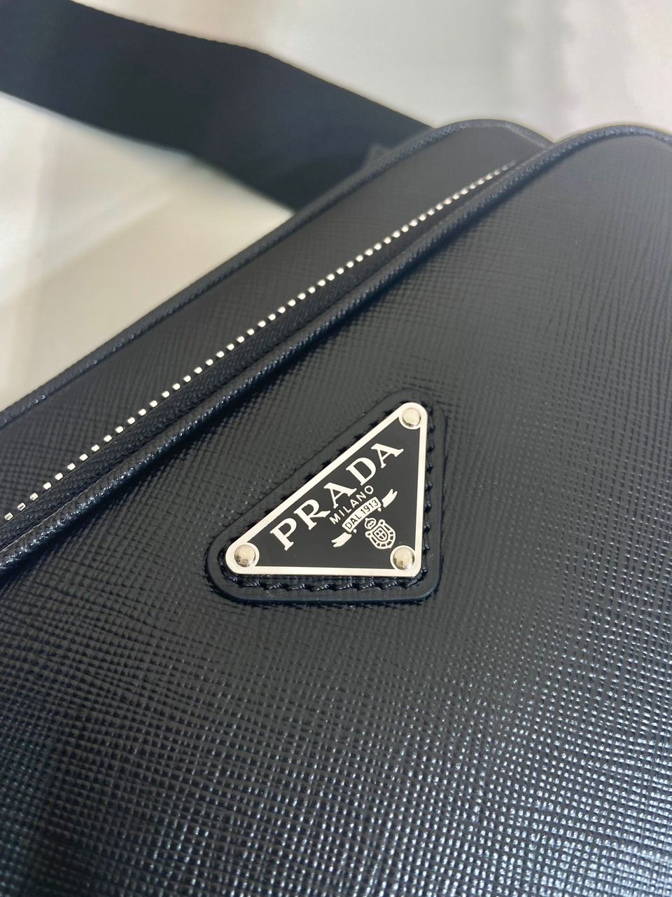 Bolsa de Ombro em Couro Saffiano da Prada