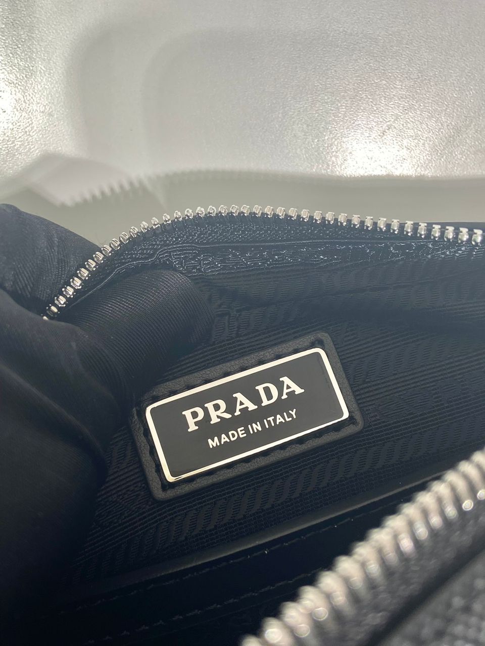 Bolsa de Ombro em Couro Saffiano da Prada