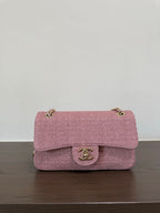 Chanel Classic Flap Bag em Ráfia Rosa Claro com Ferragem Dourada .