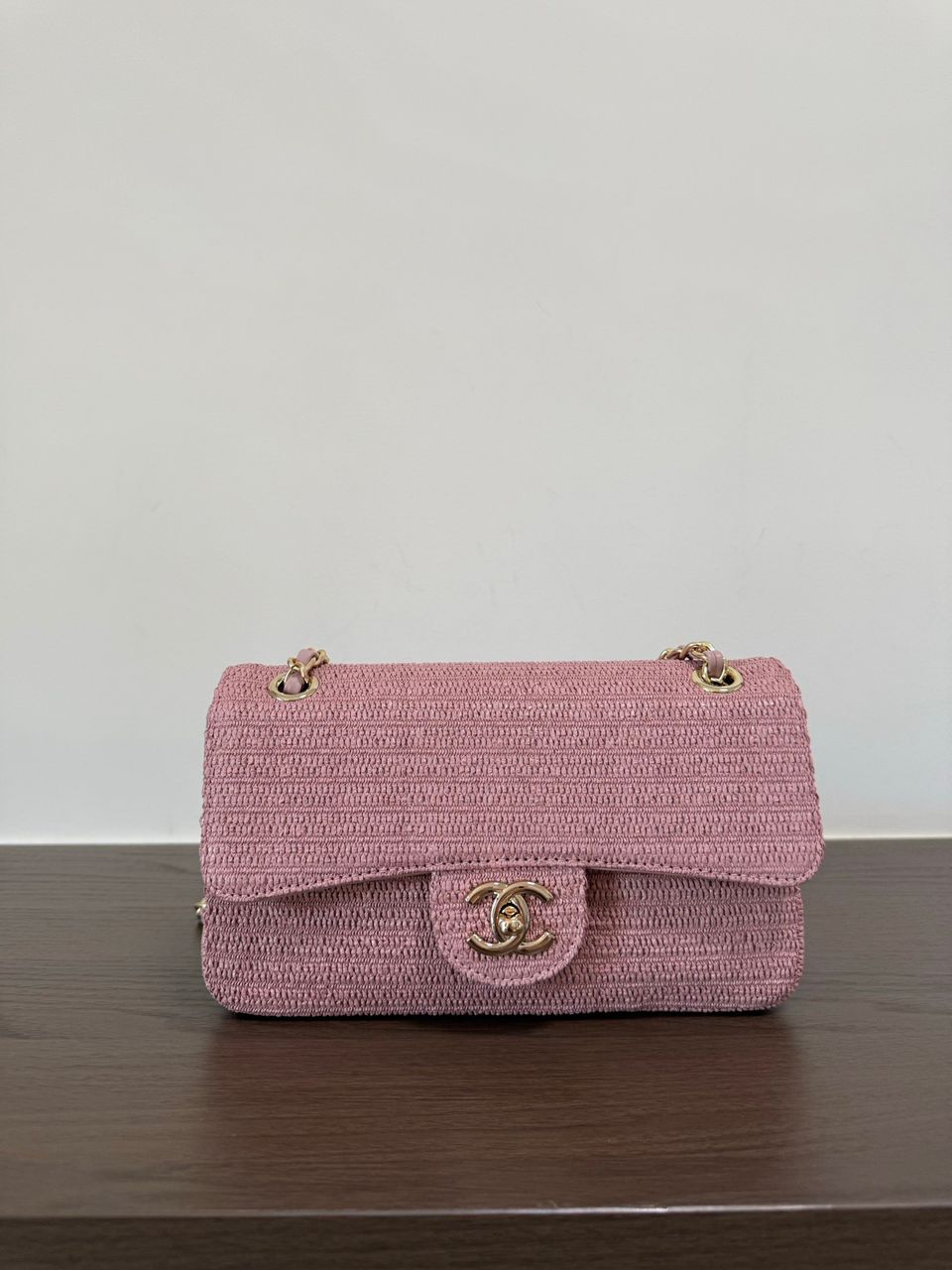 Chanel Classic Flap Bag em Ráfia Rosa Claro com Ferragem Dourada .