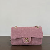 Chanel Classic Flap Bag em Ráfia Rosa Claro com Ferragem Dourada .