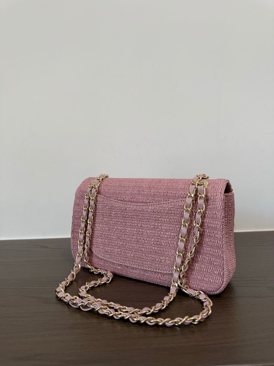 Chanel Classic Flap Bag em Ráfia Rosa Claro com Ferragem Dourada .