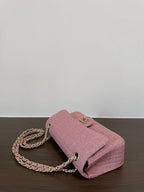 Chanel Classic Flap Bag em Ráfia Rosa Claro com Ferragem Dourada .
