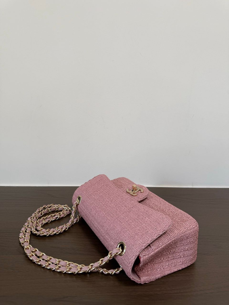 Chanel Classic Flap Bag em Ráfia Rosa Claro com Ferragem Dourada .