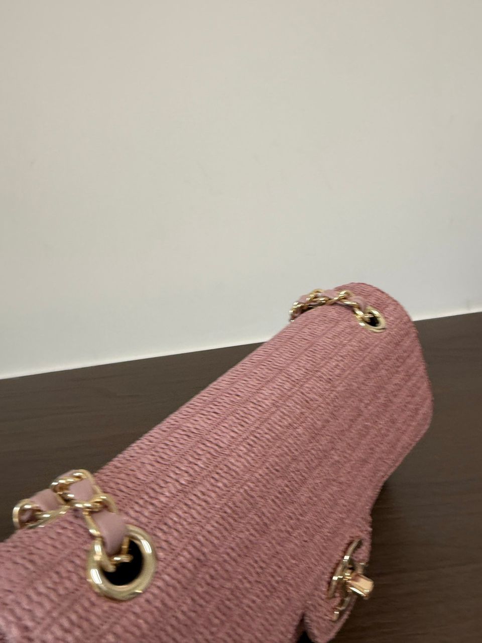Chanel Classic Flap Bag em Ráfia Rosa Claro com Ferragem Dourada .