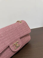Chanel Classic Flap Bag em Ráfia Rosa Claro com Ferragem Dourada .