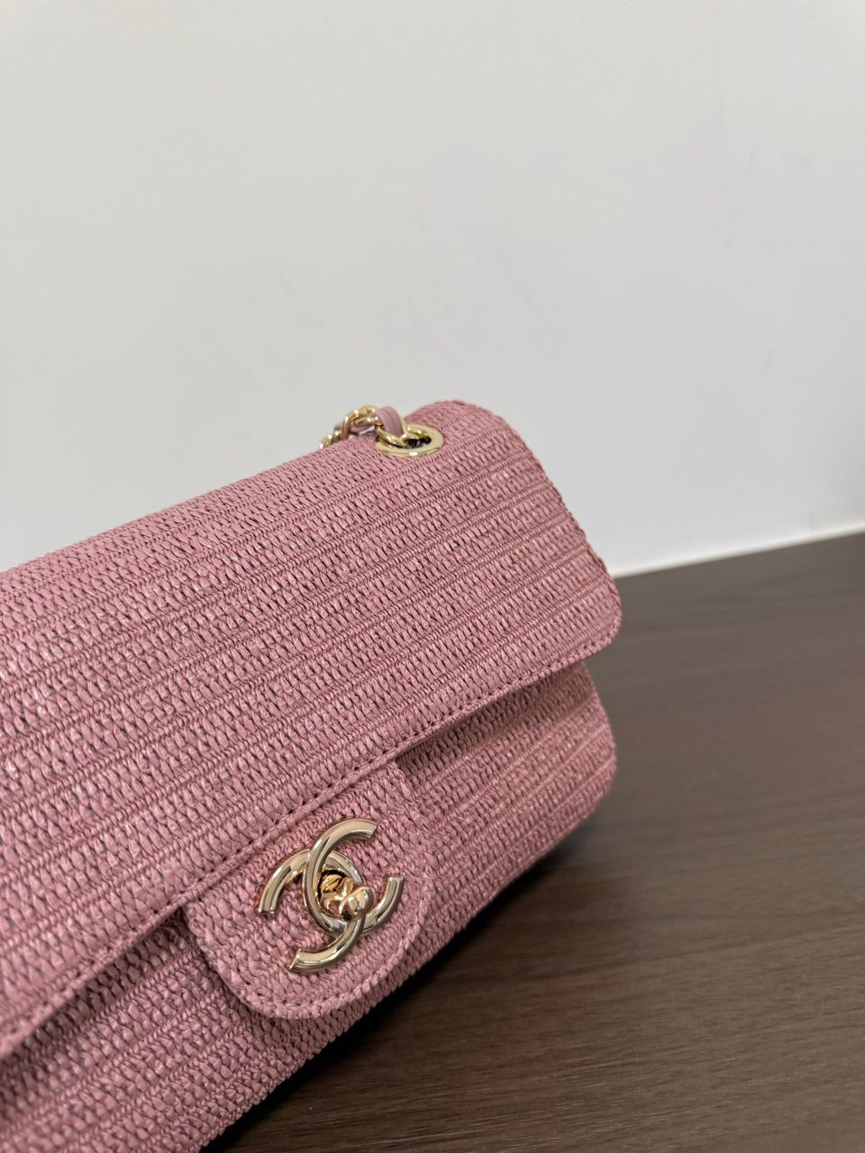 Chanel Classic Flap Bag em Ráfia Rosa Claro com Ferragem Dourada .