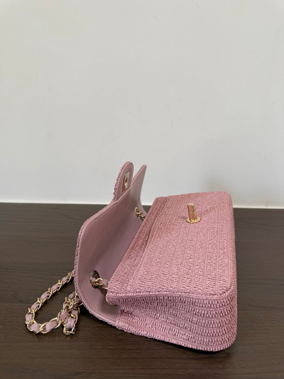 Chanel Classic Flap Bag em Ráfia Rosa Claro com Ferragem Dourada .