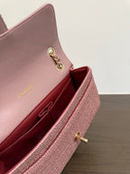 Chanel Classic Flap Bag em Ráfia Rosa Claro com Ferragem Dourada .