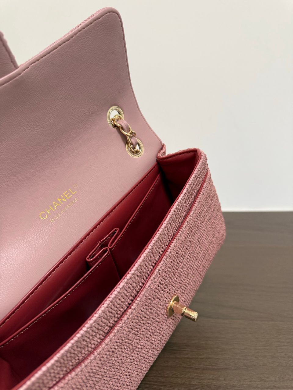 Chanel Classic Flap Bag em Ráfia Rosa Claro com Ferragem Dourada .