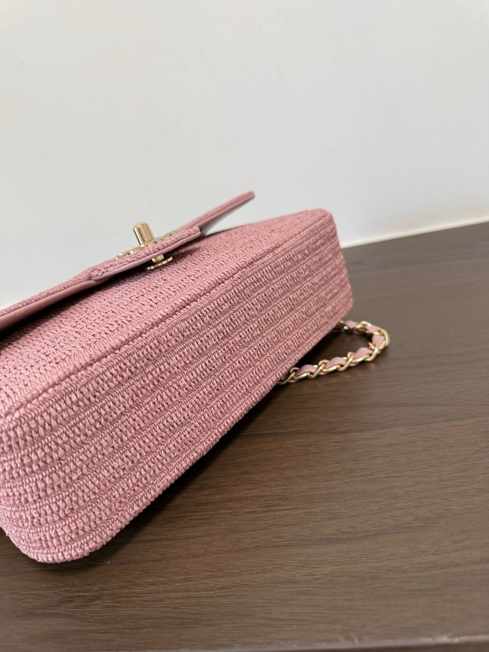 Chanel Classic Flap Bag em Ráfia Rosa Claro com Ferragem Dourada .