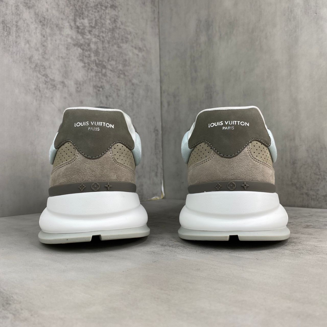 Louis Vuitton classic Green and gray .