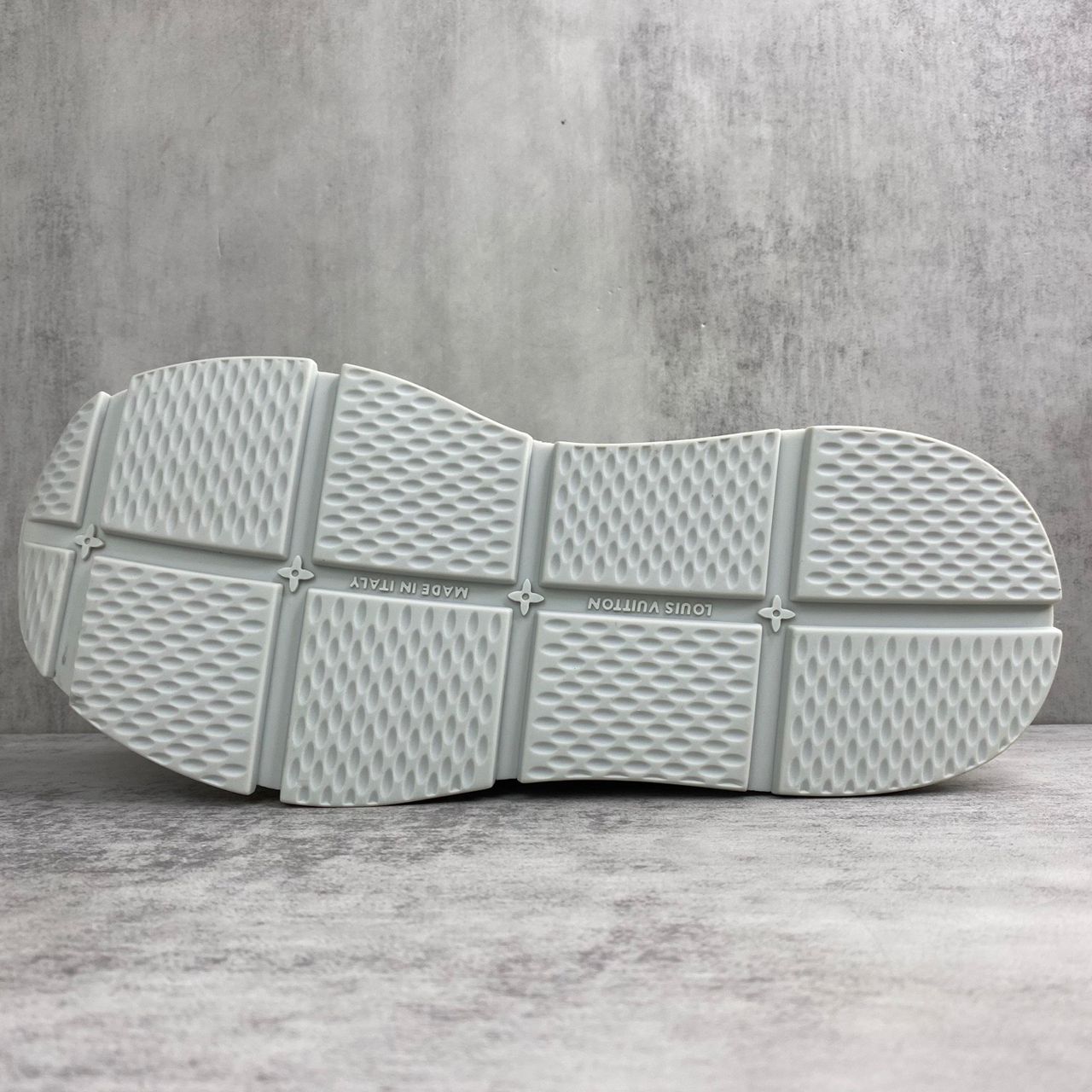 Louis Vuitton classic Green and gray .