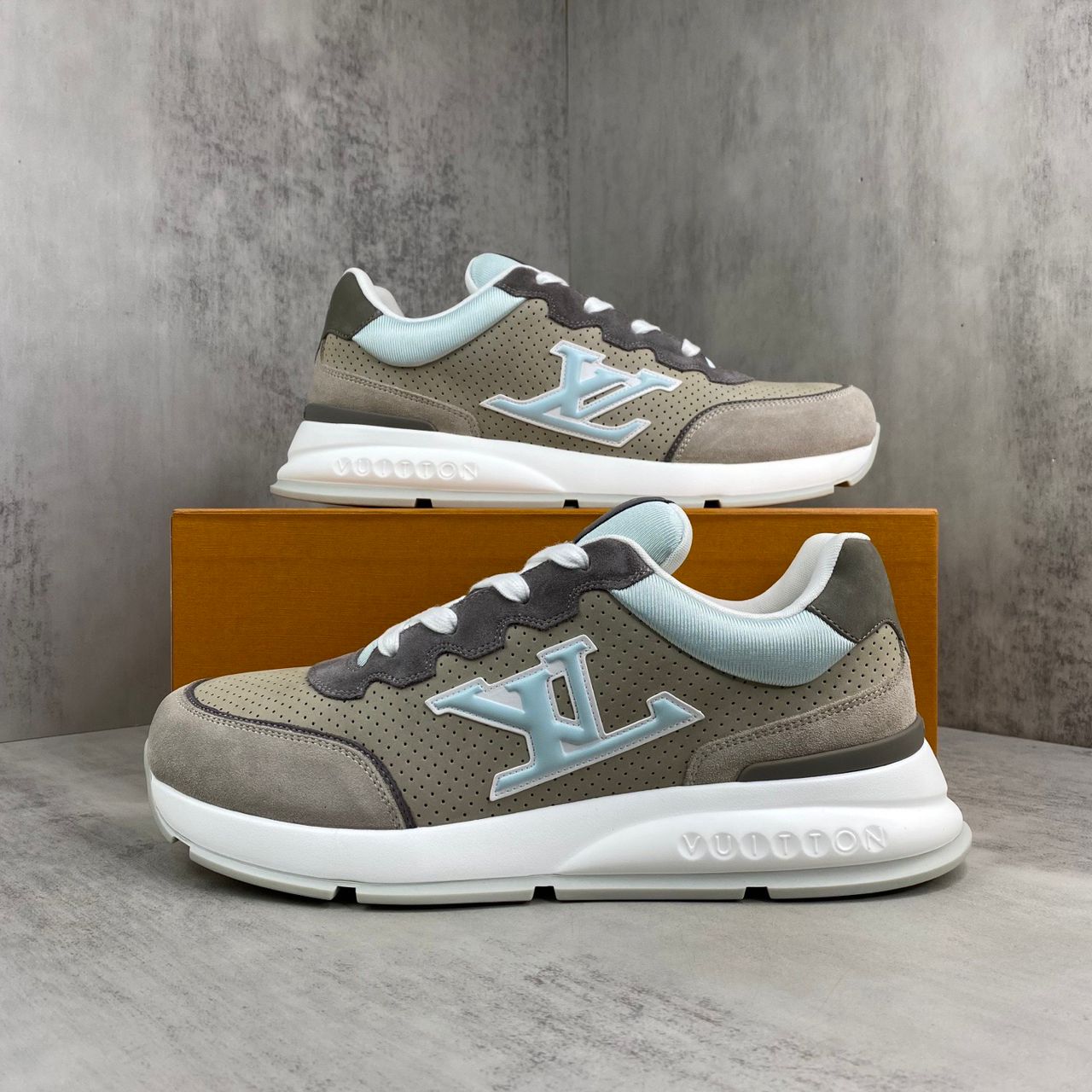 Louis Vuitton classic Green and gray .