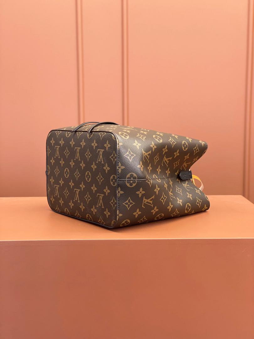 Louis Vuitton NéoNoé MM Monogram Canvas Black .