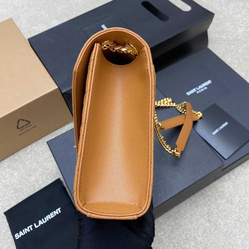 Bolsa Saint Laurent Envelope Matelassê em Couro Caviar Camel .