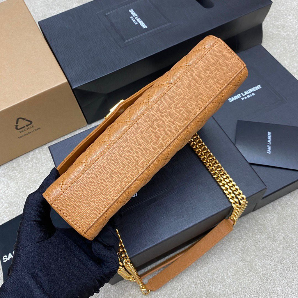 Bolsa Saint Laurent Envelope Matelassê em Couro Caviar Camel .