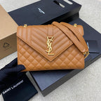 Bolsa Saint Laurent Envelope Matelassê em Couro Caviar Camel .
