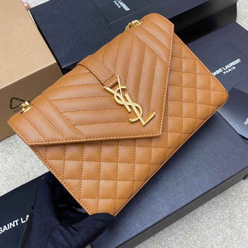 Bolsa Saint Laurent Envelope Matelassê em Couro Caviar Camel .