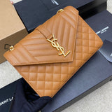 Bolsa Saint Laurent Envelope Matelassê em Couro Caviar Camel .