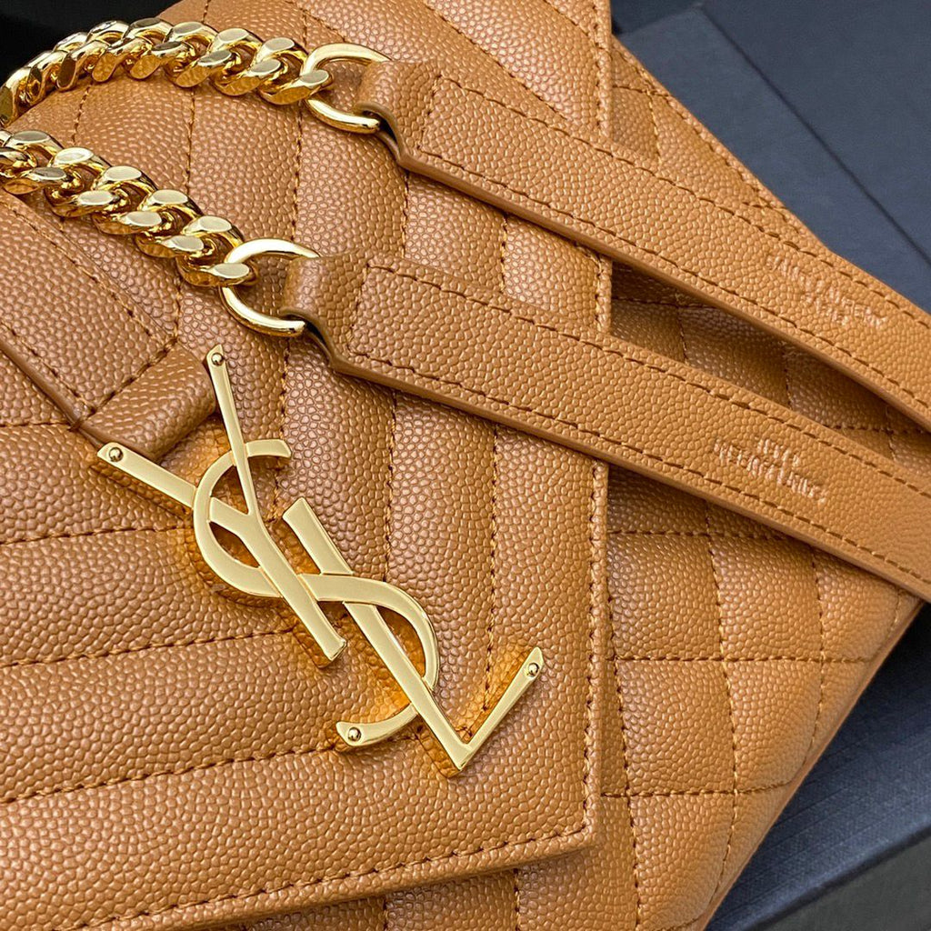 Bolsa Saint Laurent Envelope Matelassê em Couro Caviar Camel .