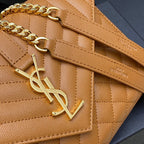 Bolsa Saint Laurent Envelope Matelassê em Couro Caviar Camel .