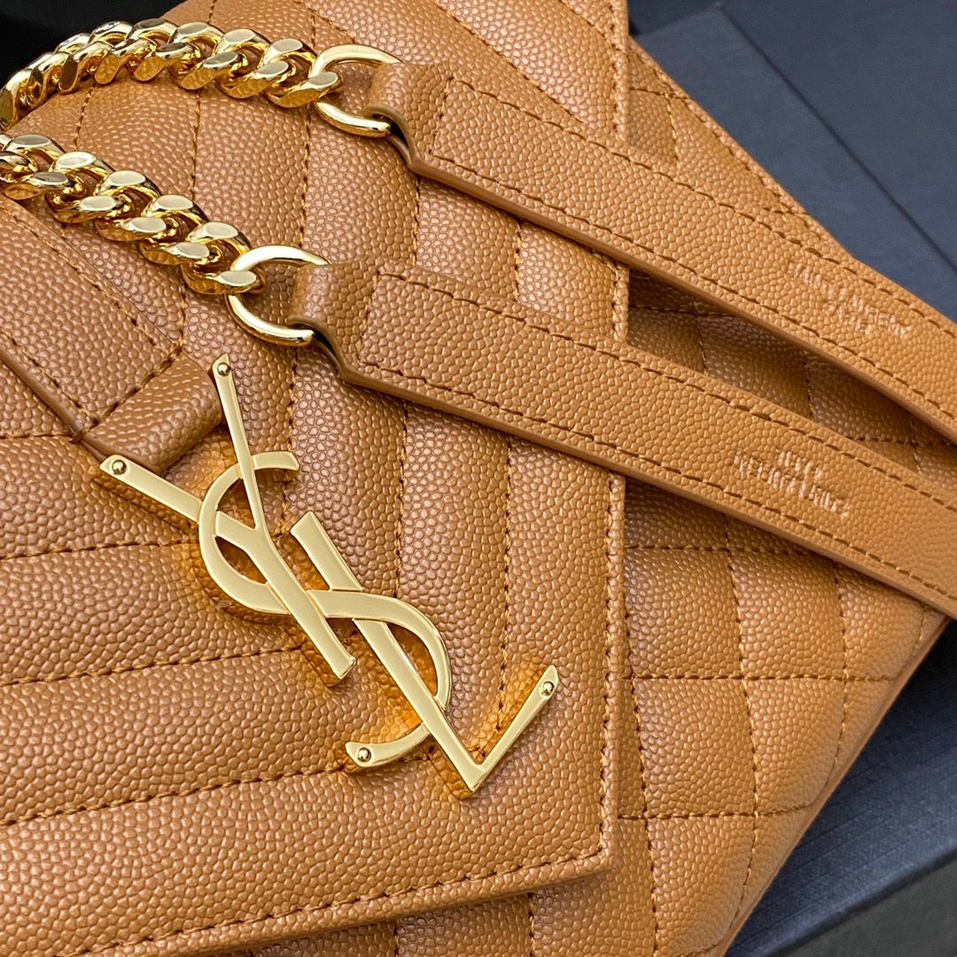 Bolsa Saint Laurent Envelope Matelassê em Couro Caviar Camel .