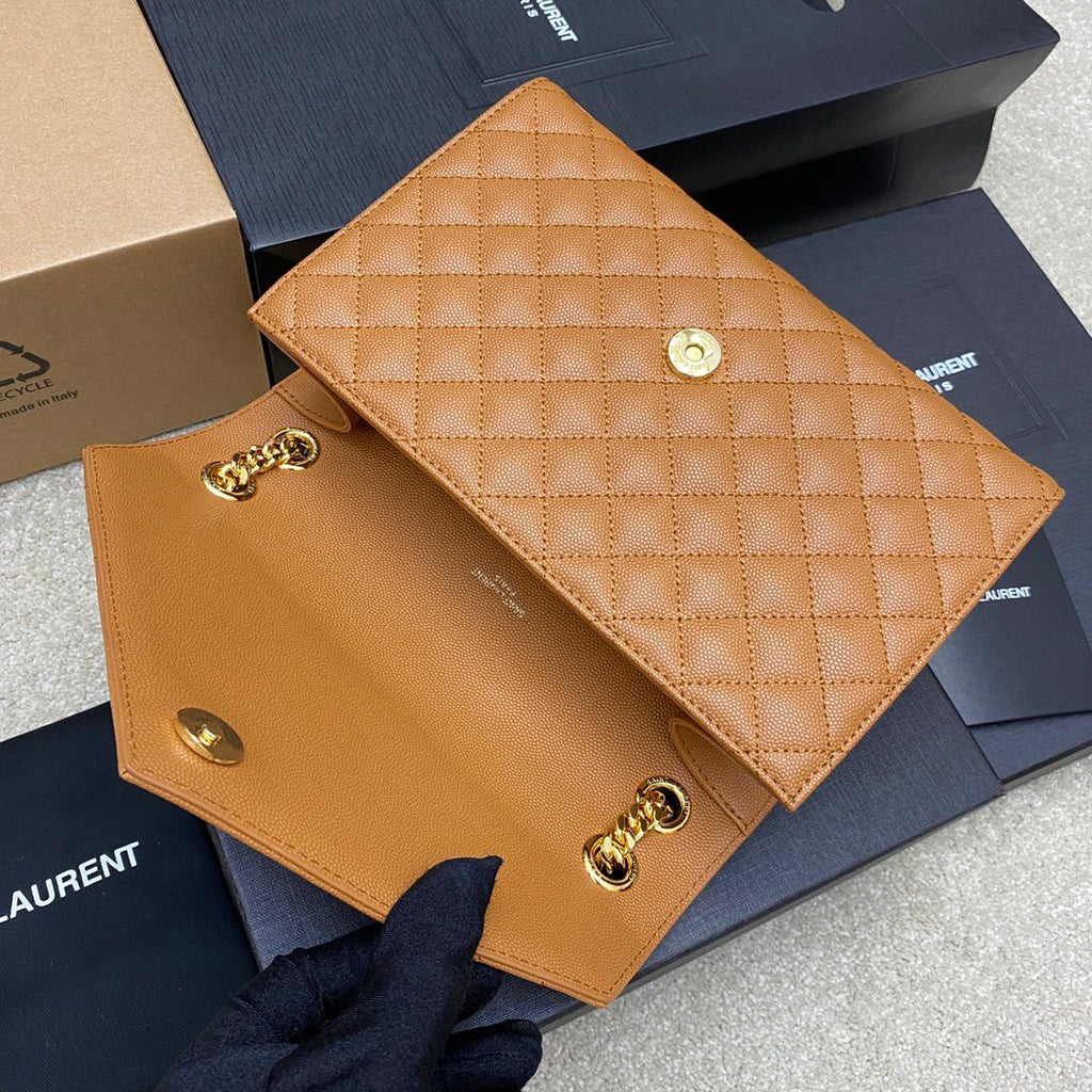 Bolsa Saint Laurent Envelope Matelassê em Couro Caviar Camel .