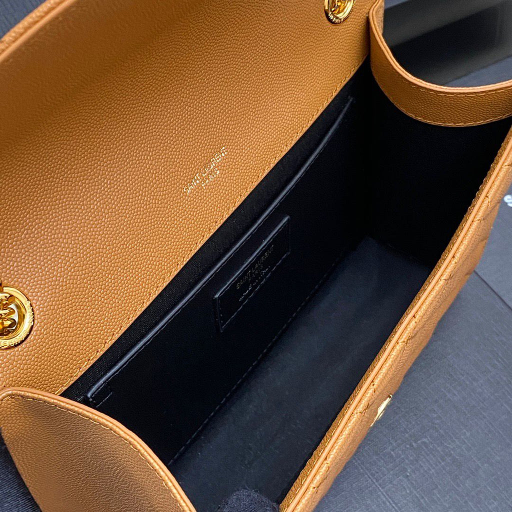 Bolsa Saint Laurent Envelope Matelassê em Couro Caviar Camel .