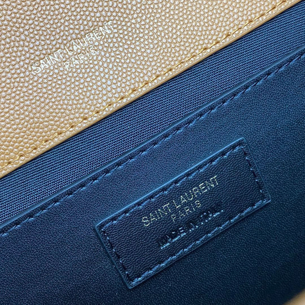 Bolsa Saint Laurent Envelope Matelassê em Couro Caviar Camel .