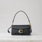 Bolsa Coach Tabby em Couro Preto com Interior Caramelo .