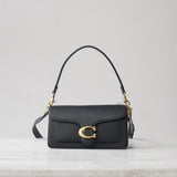 Bolsa Coach Tabby em Couro Preto com Interior Caramelo .