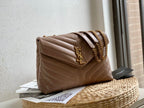 Bolsa Saint Laurent Loulou Média em Couro Matelassê Dark Bege com Ferragens Douradas .