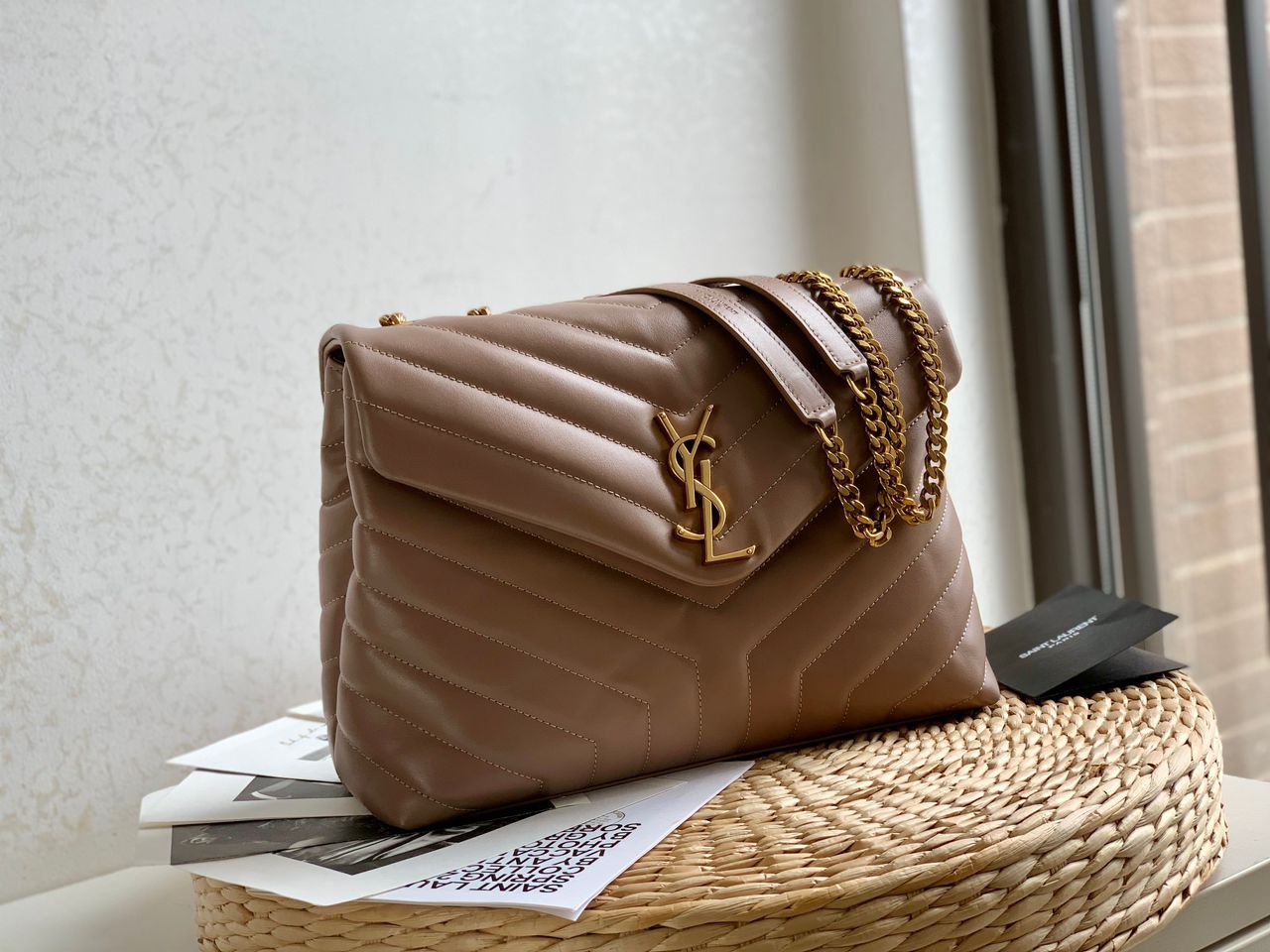 Bolsa Saint Laurent Loulou Média em Couro Matelassê Dark Bege com Ferragens Douradas .