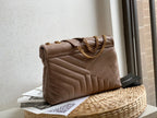 Bolsa Saint Laurent Loulou Média em Couro Matelassê Dark Bege com Ferragens Douradas .