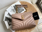 Bolsa Saint Laurent Loulou Média em Couro Matelassê Dark Bege com Ferragens Douradas .