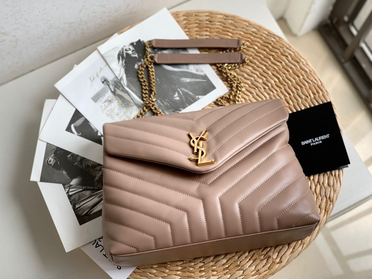Bolsa Saint Laurent Loulou Média em Couro Matelassê Dark Bege com Ferragens Douradas .