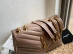 Bolsa Saint Laurent Loulou Média em Couro Matelassê Dark Bege com Ferragens Douradas .