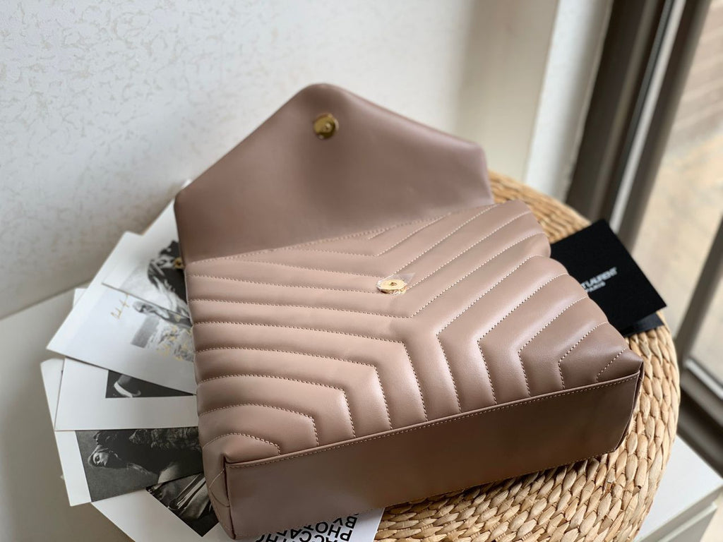 Bolsa Saint Laurent Loulou Média em Couro Matelassê Dark Bege com Ferragens Douradas .