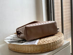 Bolsa Saint Laurent Loulou Média em Couro Matelassê Dark Bege com Ferragens Douradas .