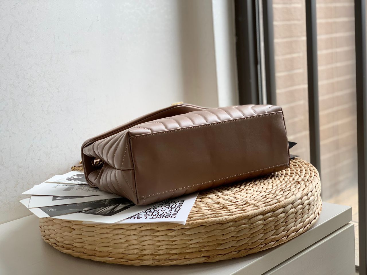 Bolsa Saint Laurent Loulou Média em Couro Matelassê Dark Bege com Ferragens Douradas .