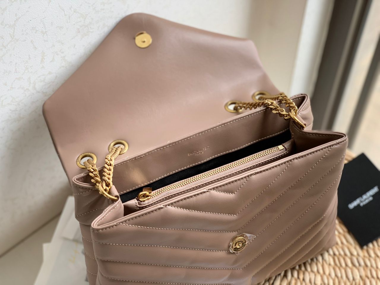 Bolsa Saint Laurent Loulou Média em Couro Matelassê Dark Bege com Ferragens Douradas .