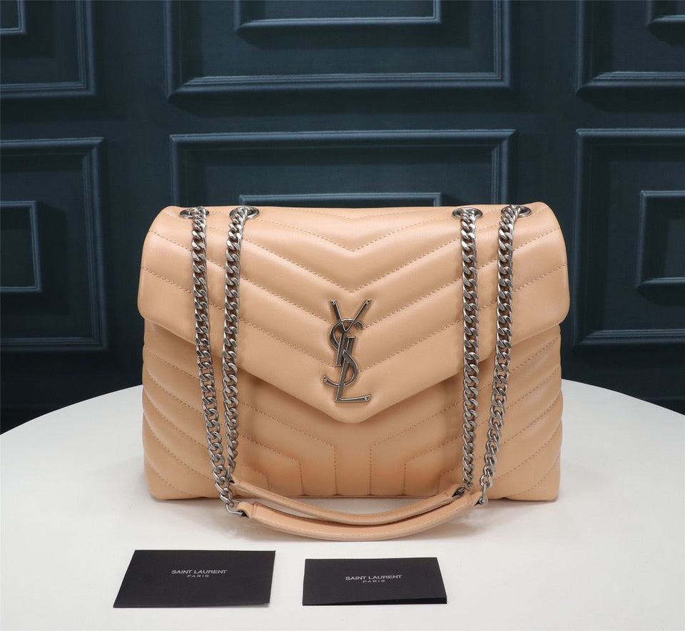 Bolsa Saint Laurent Loulou Média em Couro Matelassê Bege com Ferragens Prateadas .