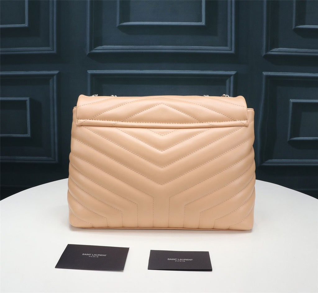 Bolsa Saint Laurent Loulou Média em Couro Matelassê Bege com Ferragens Prateadas .