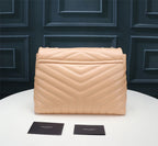 Bolsa Saint Laurent Loulou Média em Couro Matelassê Bege com Ferragens Prateadas .