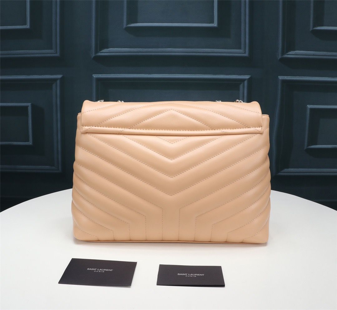 Bolsa Saint Laurent Loulou Média em Couro Matelassê Bege com Ferragens Prateadas .