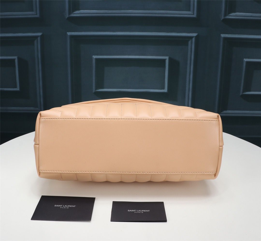 Bolsa Saint Laurent Loulou Média em Couro Matelassê Bege com Ferragens Prateadas .